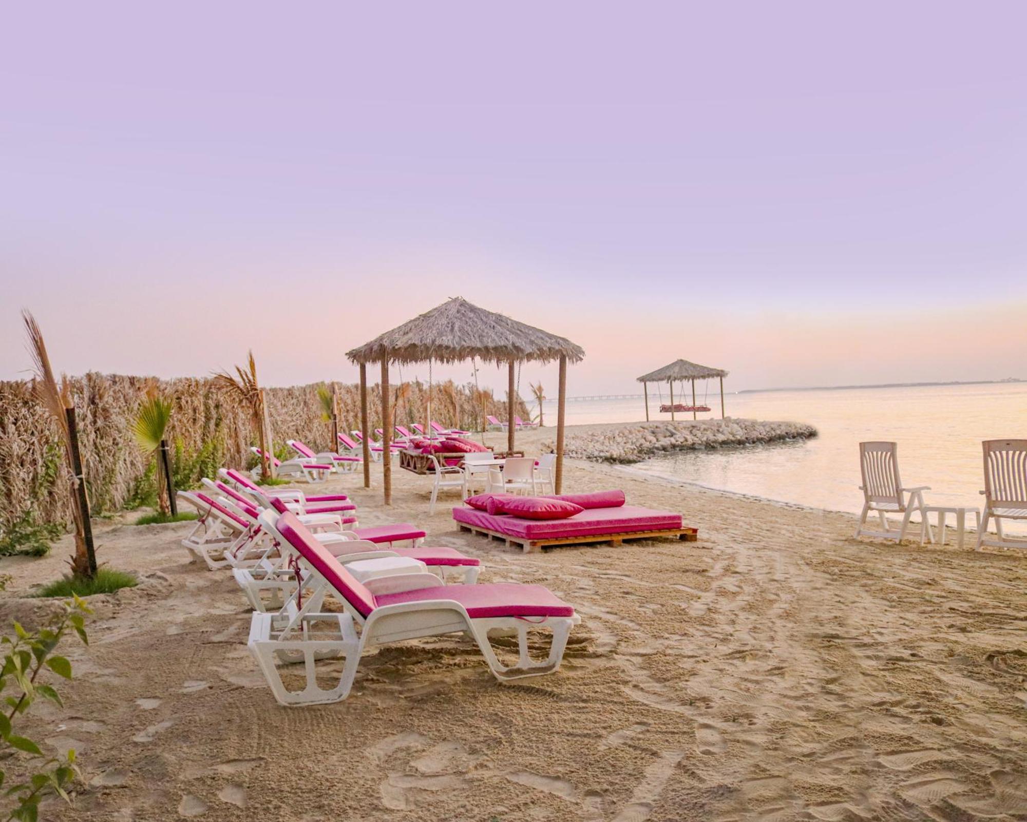 ลากูนา บีช ลักซัวรี รีสอร์ต แอนด์ สปา Hotel มานามา ภายนอก รูปภาพ Beach at the resort