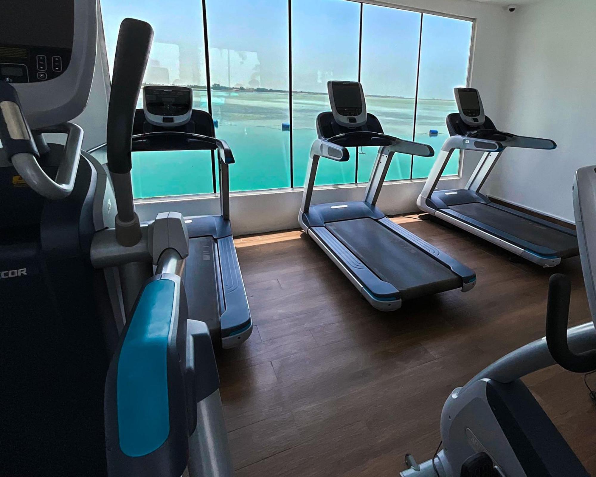 ลากูนา บีช ลักซัวรี รีสอร์ต แอนด์ สปา Hotel มานามา ภายนอก รูปภาพ The gym at the hotel