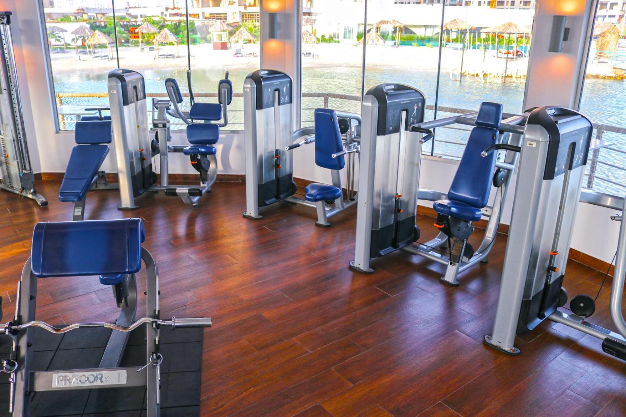 ลากูนา บีช ลักซัวรี รีสอร์ต แอนด์ สปา Hotel มานามา ภายนอก รูปภาพ The photo shows a gym or fitness center with several pieces of exercise equipment. There are multiple machines designed for strength training, including seated machines with padded seats and backrests. The equipment appears to have a modern design an