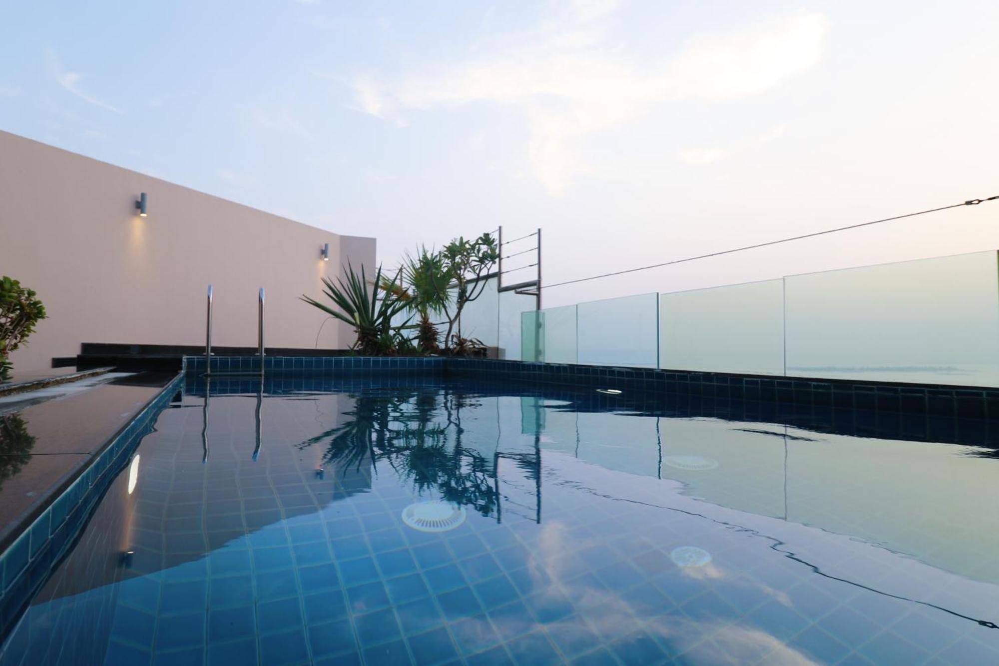 ลากูนา บีช ลักซัวรี รีสอร์ต แอนด์ สปา Hotel มานามา ภายนอก รูปภาพ Rooftop pool at the hotel