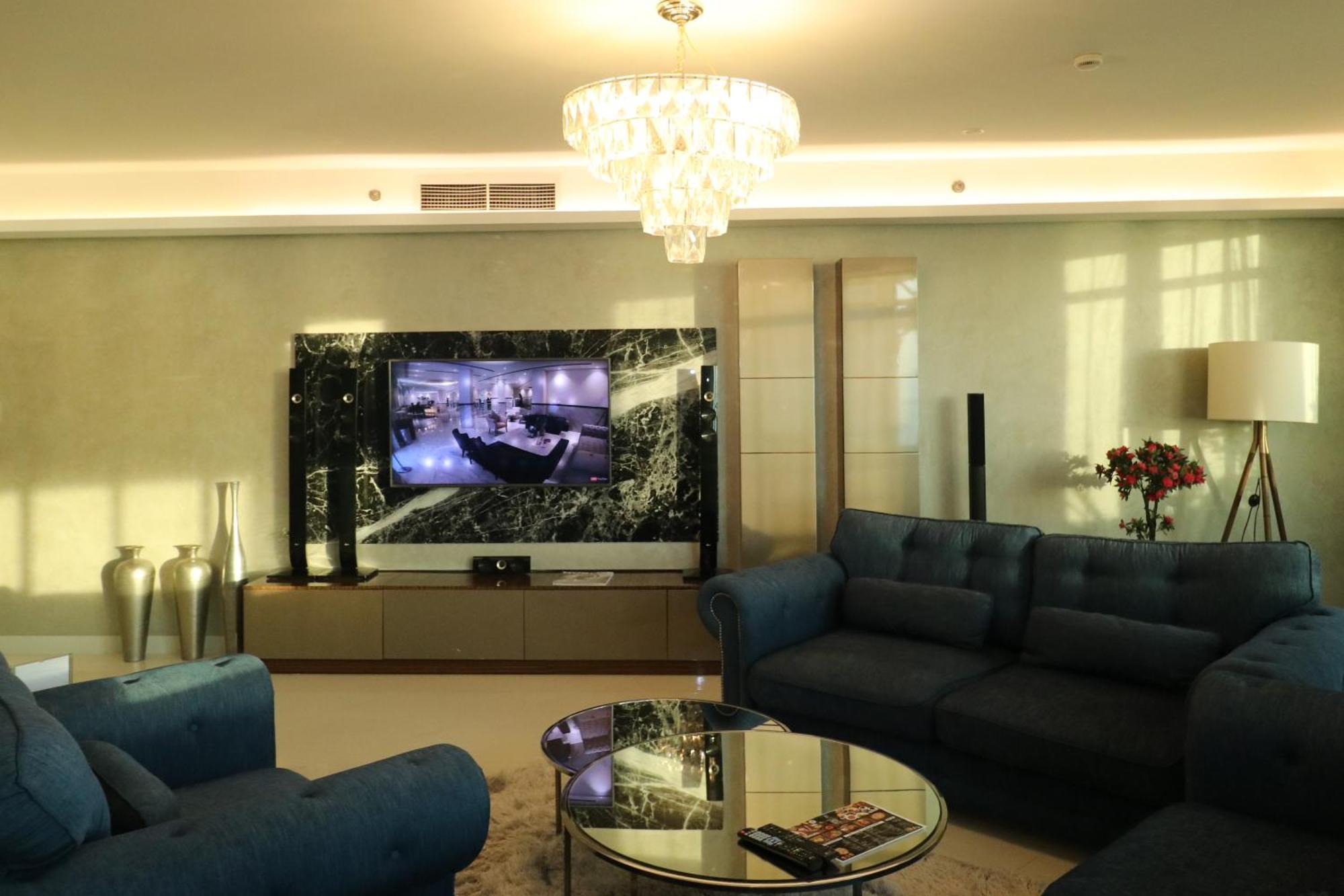 ลากูนา บีช ลักซัวรี รีสอร์ต แอนด์ สปา Hotel มานามา ภายนอก รูปภาพ A living room with a television