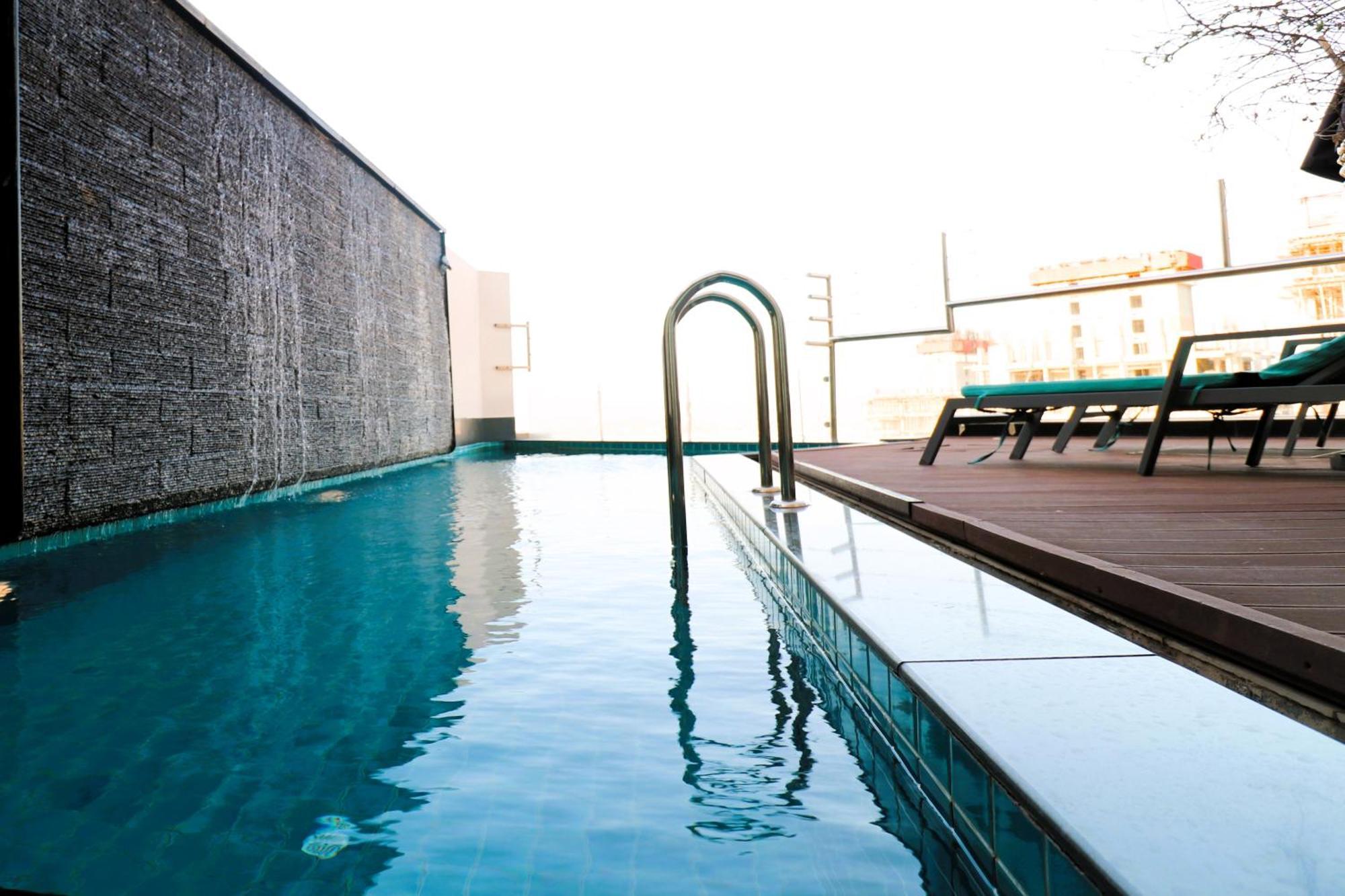 ลากูนา บีช ลักซัวรี รีสอร์ต แอนด์ สปา Hotel มานามา ภายนอก รูปภาพ The rooftop pool at the hotel