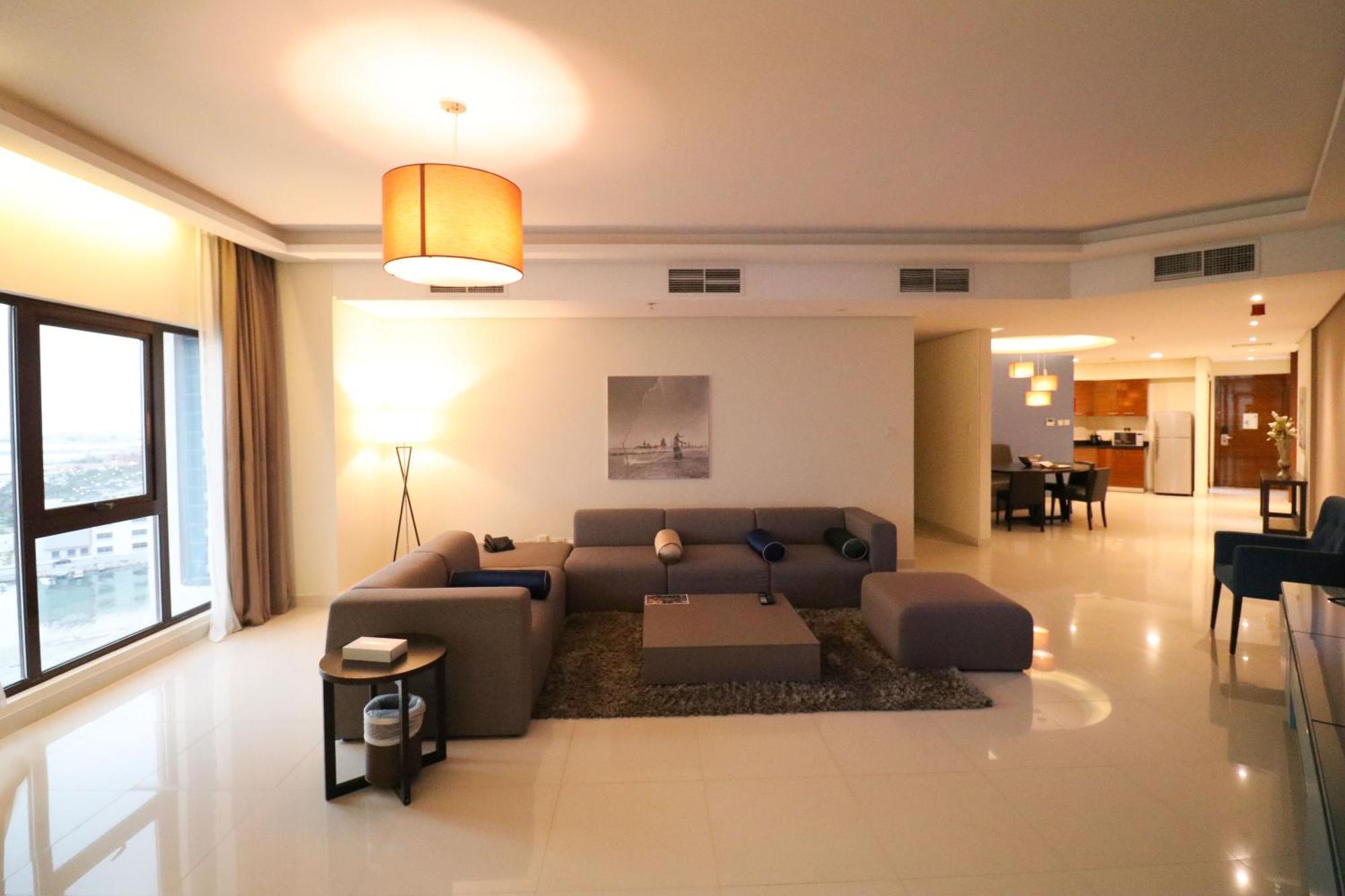 ลากูนา บีช ลักซัวรี รีสอร์ต แอนด์ สปา Hotel มานามา ภายนอก รูปภาพ A living room in a typical apartment