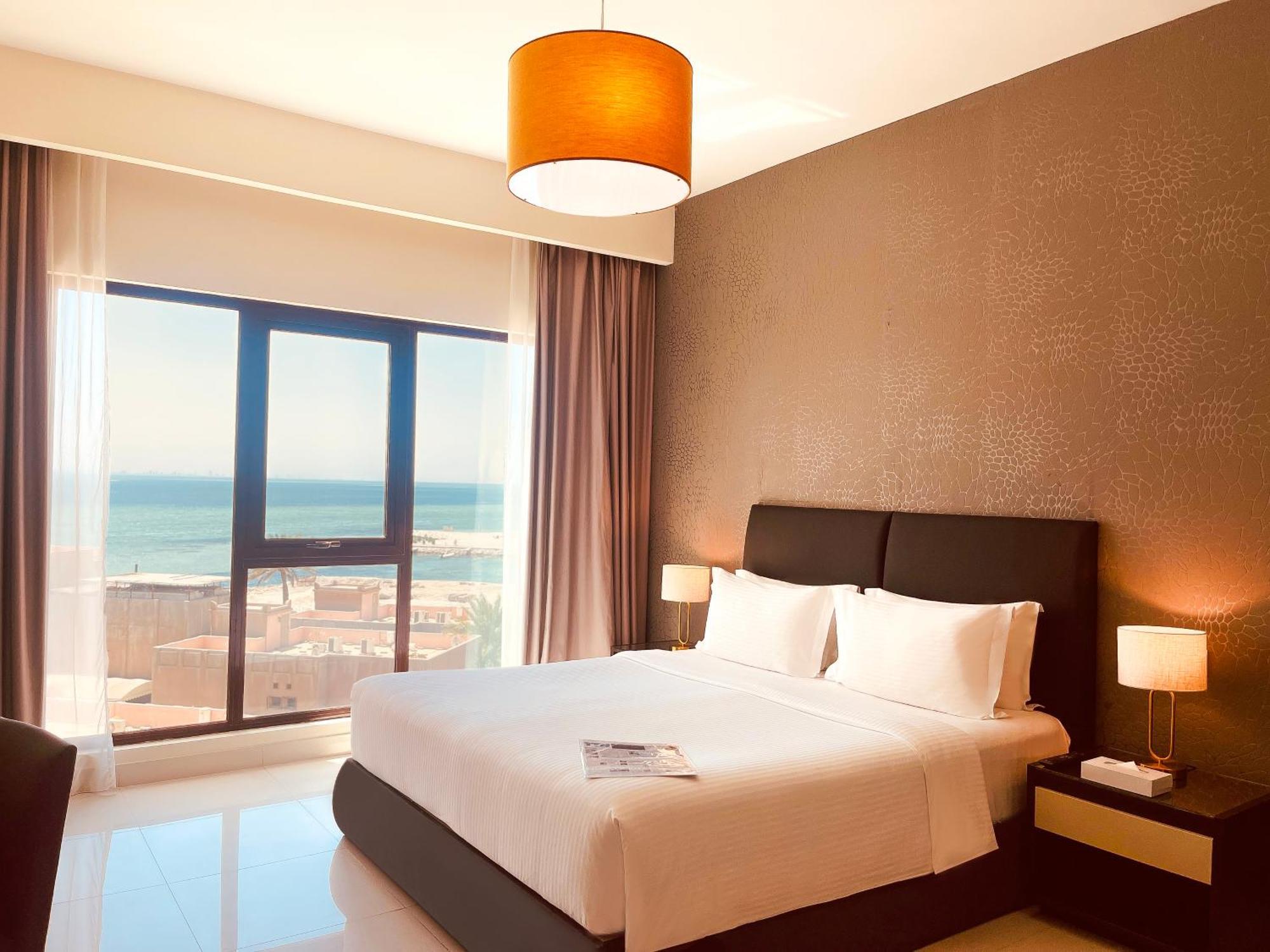 ลากูนา บีช ลักซัวรี รีสอร์ต แอนด์ สปา Hotel มานามา ภายนอก รูปภาพ A bedroom at the hotel